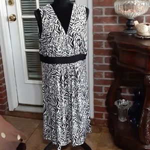 First Glance black white print sleeveless stretch dress Vneck no wrinkle 16 EUC…